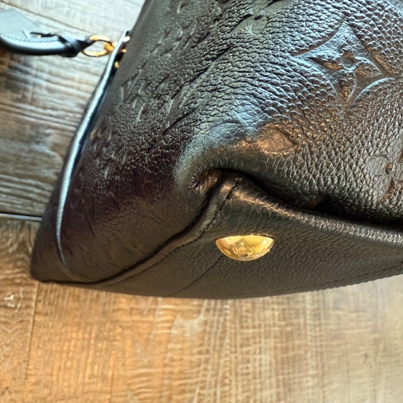 Louis Vuitton V Tote - Picture 9 of 11